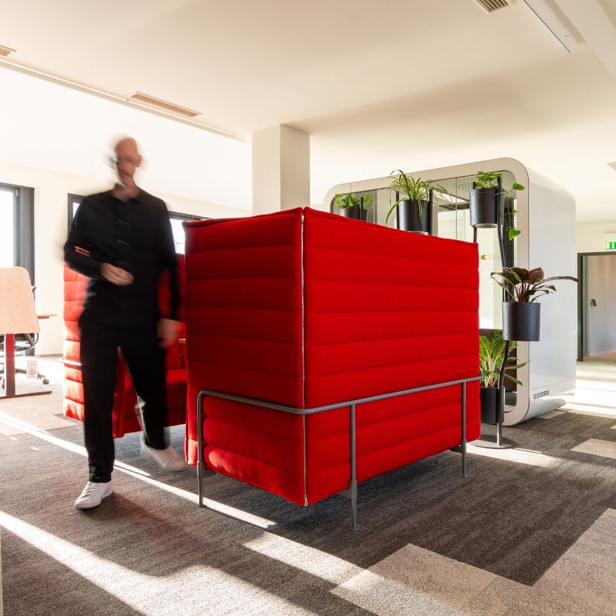 Alkoven in der neuen Arbeitswelt von DHL Supply Chain EMEA, geplant und eingerichtet von designfunktion