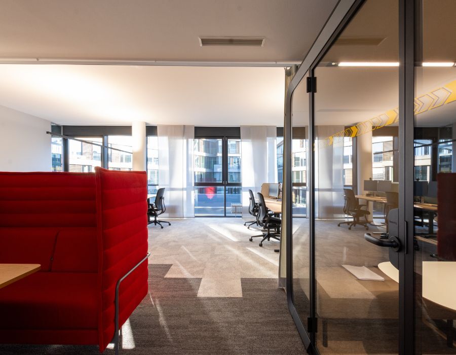 Blick in die neue Arbeitswelt von DHL Supply Chain EMEA mit Alkoven, Raum-in-Raum-System und Einzelarbeitsplätzen, geplant und eingerichtet von designfunktion