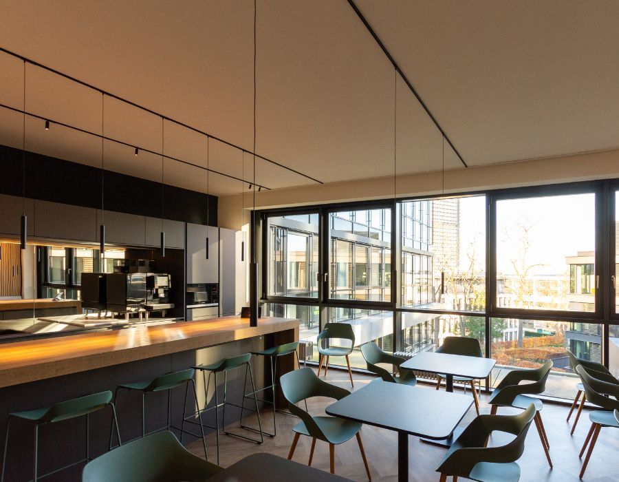 Gemeinschaftsbereich mit Küchenzeile in der neuen Arbeitswelt von DHL Supply Chain EMEA, geplant und eingerichtet von designfunktion