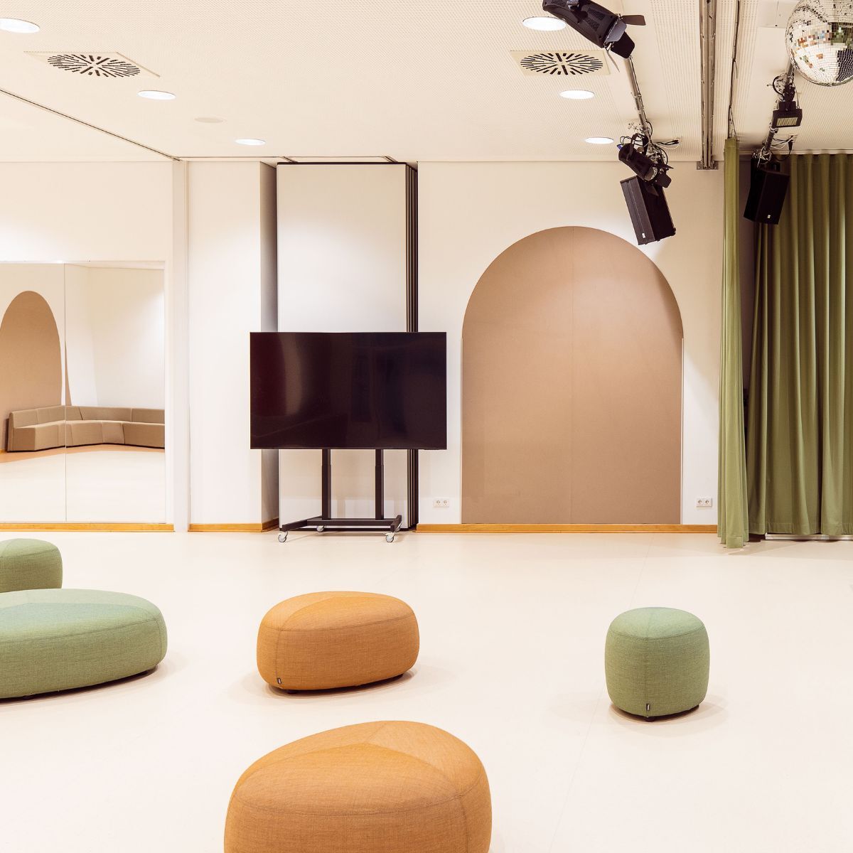großer Bildschirm im Gemeinschaftsraum der Frankfurt International Primary School in Oberursel, geplant und eingerichtet von designfunktion