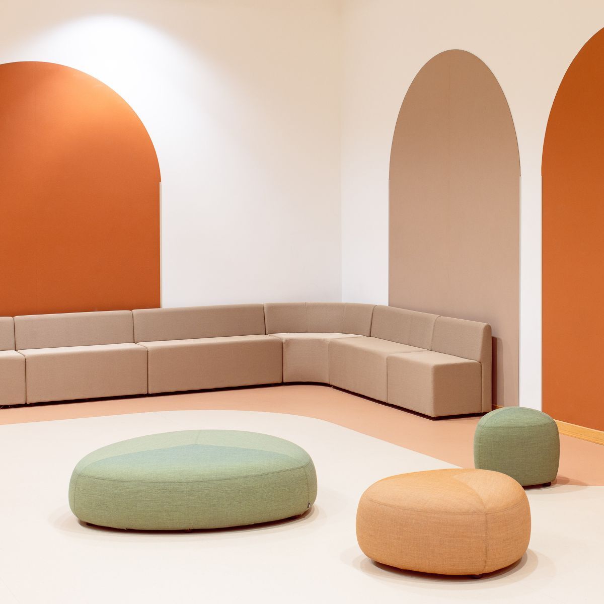 farbige Wandgestaltung, Sitzbank und mobile Sitzgelegenheiten im Gemeinschaftsraums der Frankfurt International Primary School in Oberursel, geplant und eingerichtet von designfunktion