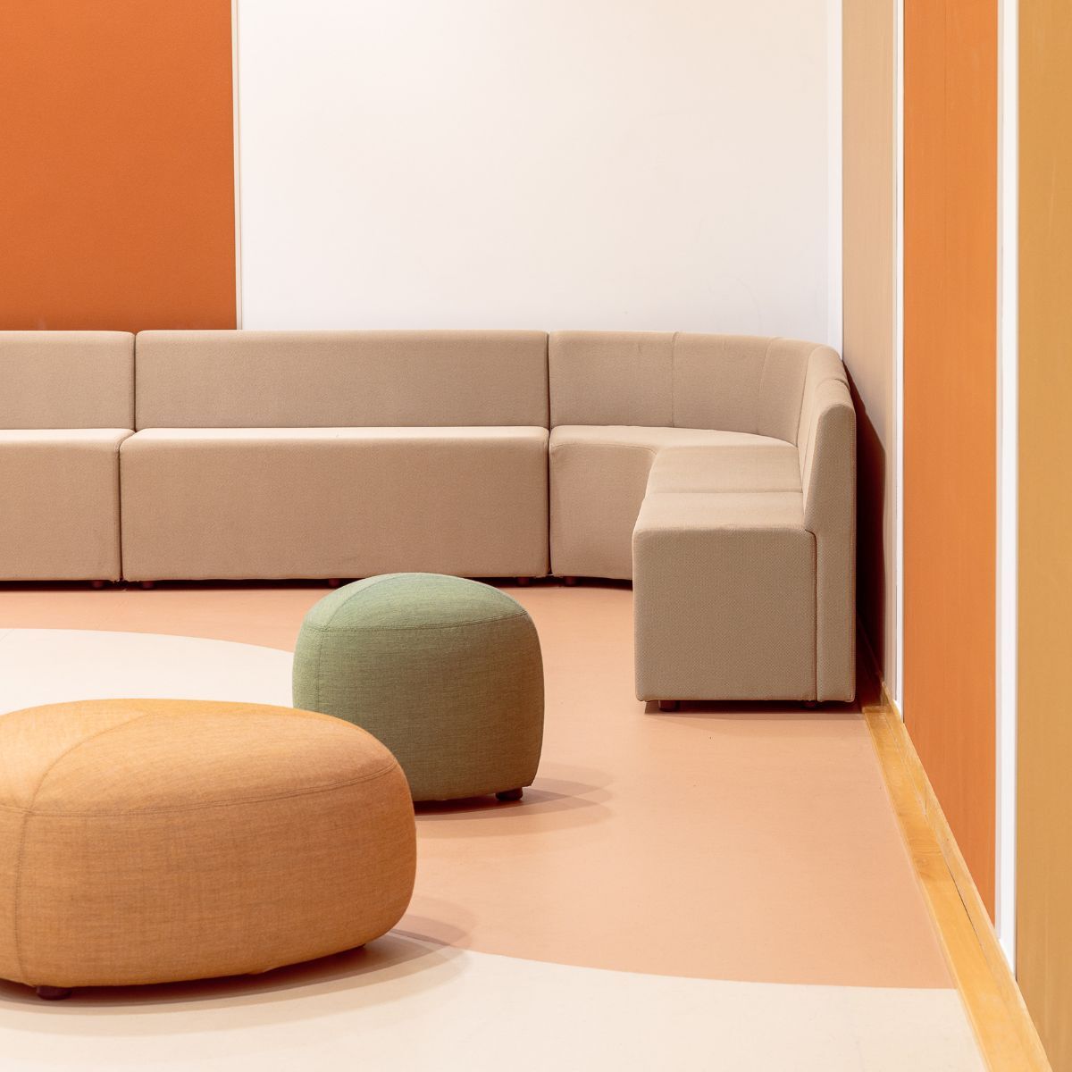 Eckbank und mobile Sitzgelegenheiten im Gemeinschaftsraum der Frankfurt International Primary School in Oberursel, geplant und eingerichtet von designfunktion