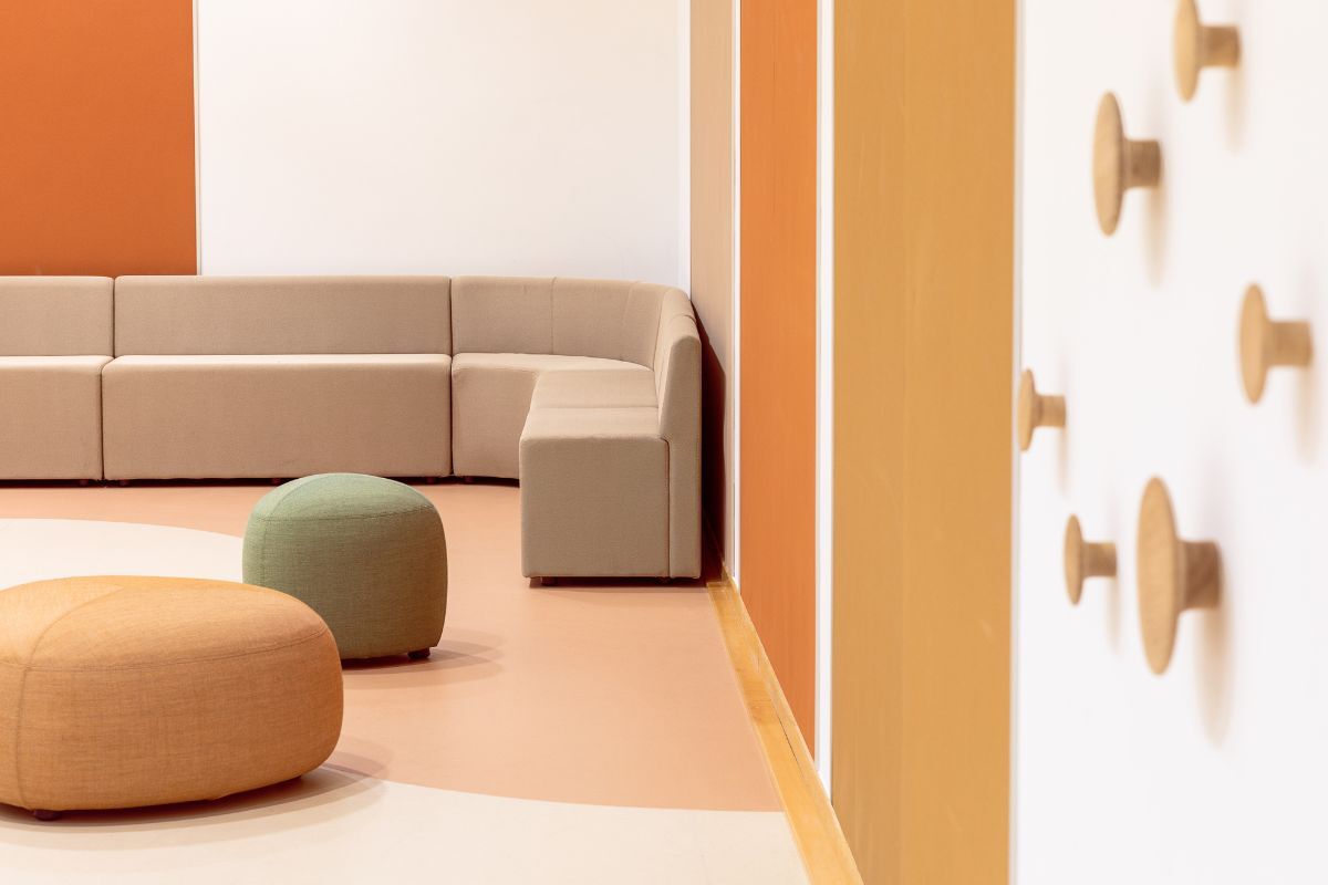 Pinnwand, Sitzbank und mobile Sitzgelegenheiten im Gemeinschaftsraum der Frankfurt International Primary School in Oberursel, geplant und eingerichtet von designfunktion