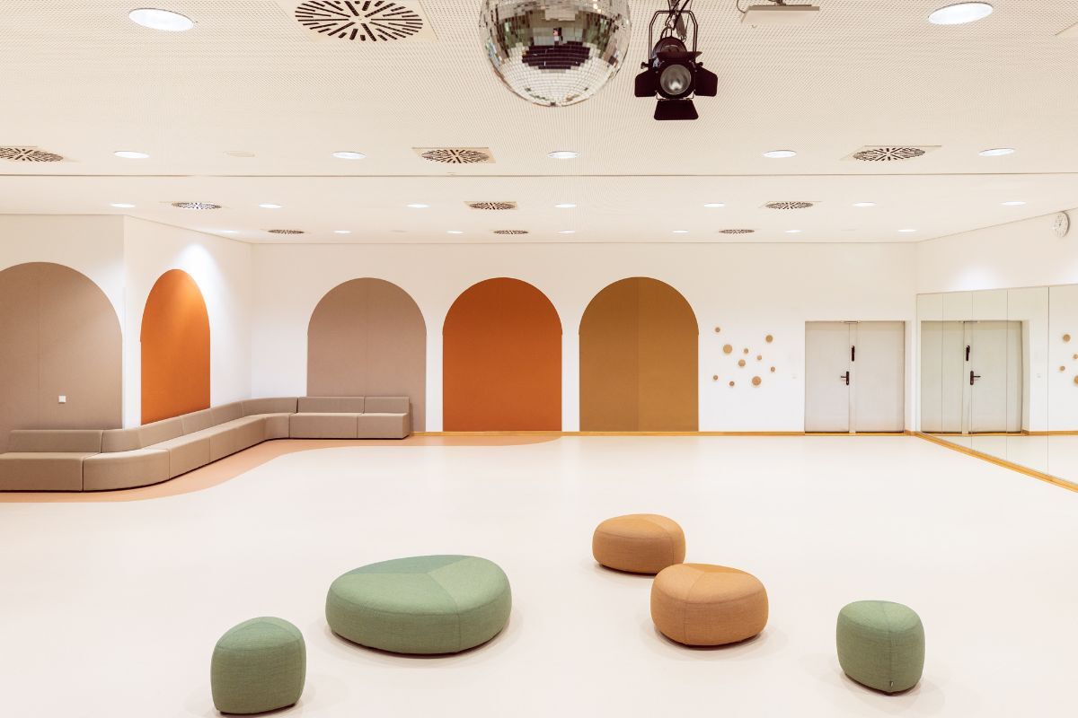 Gemeinschaftsraum der Frankfurt International Primary School in Oberursel, geplant und eingerichtet von designfunktion