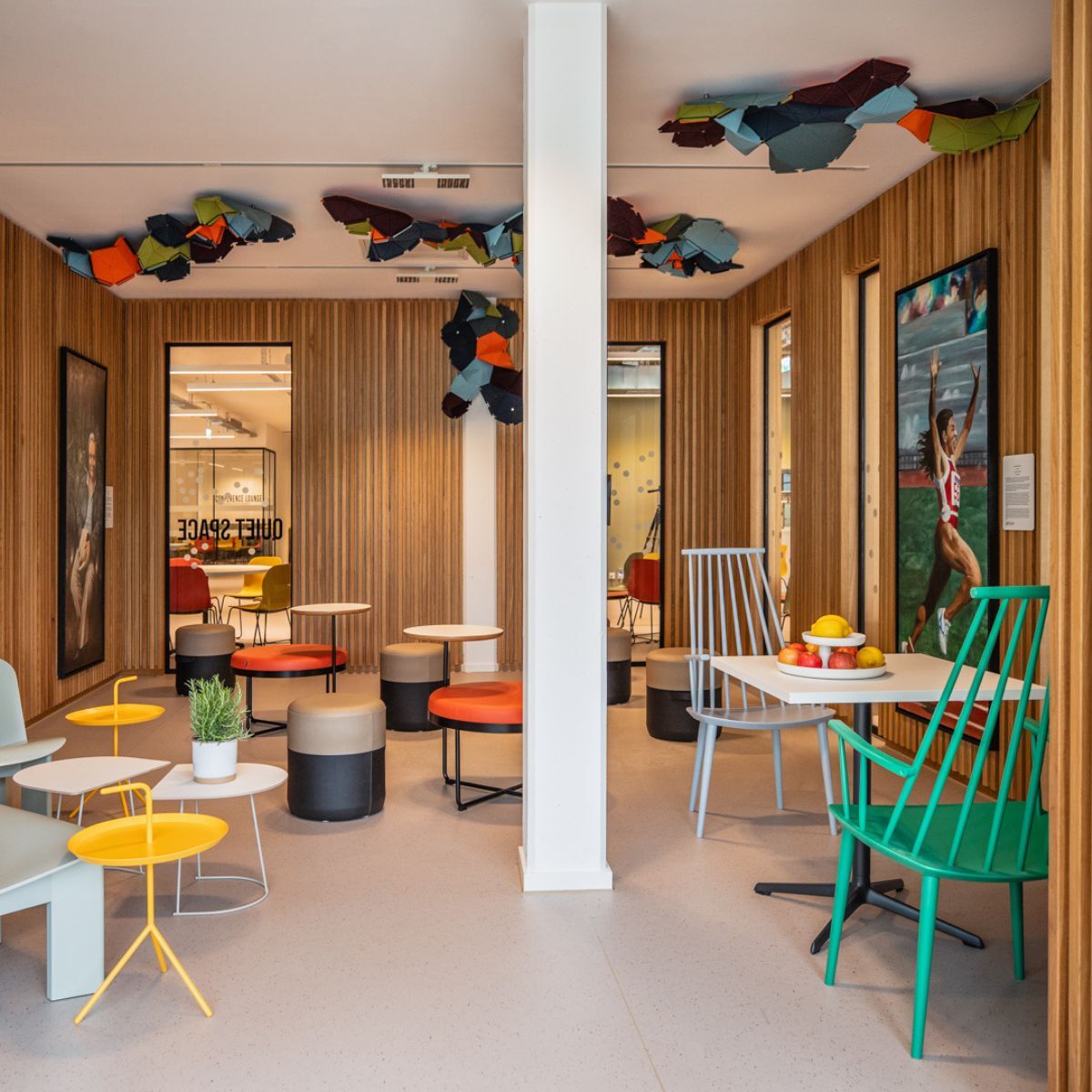 Rückzugsmöglichkeit in der Cafeteria der Frankfurt International School, geplant und eingerichtet von designfunktion