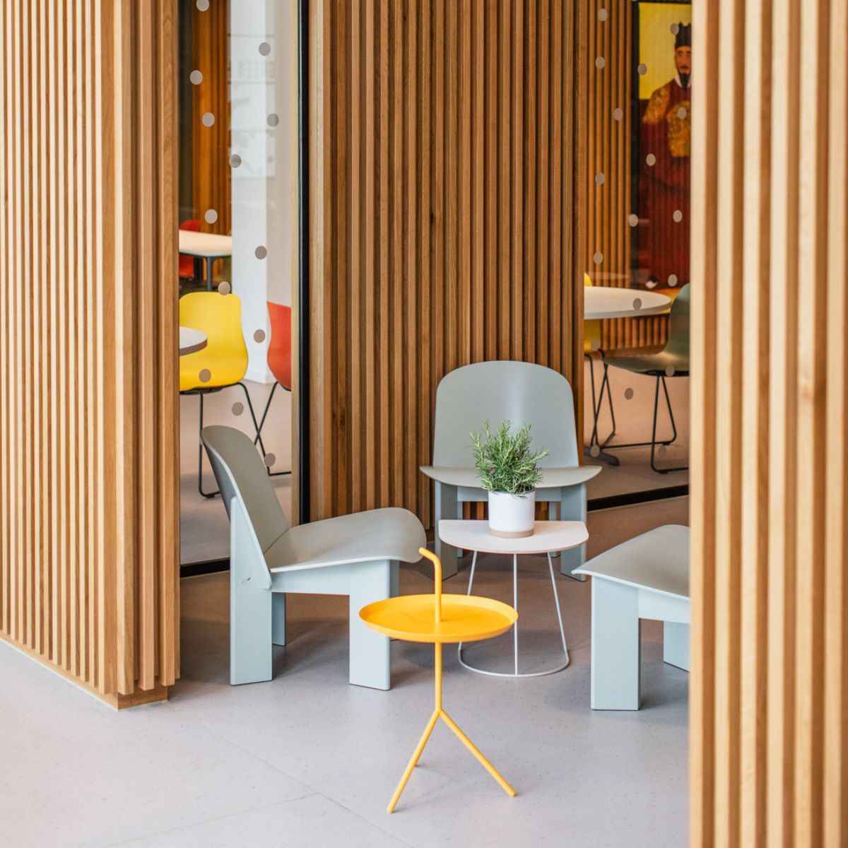 Sitzgelegenheiten in der Cafeteria der Frankfurt International School, geplant und eingerichtet von designfunktion