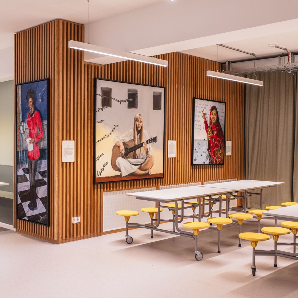 Mobile Möbel in der Cafeteria der Frankfurt International School, geplant und eingerichtet von designfunktion