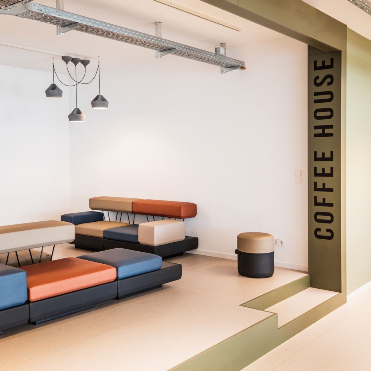 Loungebereich in der Cafeteria der Frankfurt International School, geplant und eingerichtet von designfunktion