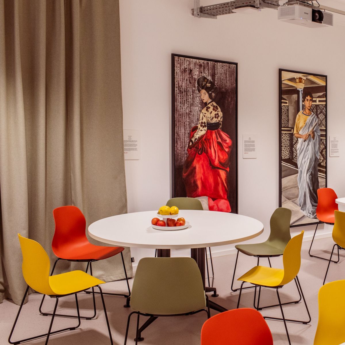 durch Akustikvorhänge abgetrennter Bereich in der Cafeteria der Frankfurt International School, geplant und eingerichtet von designfunktion