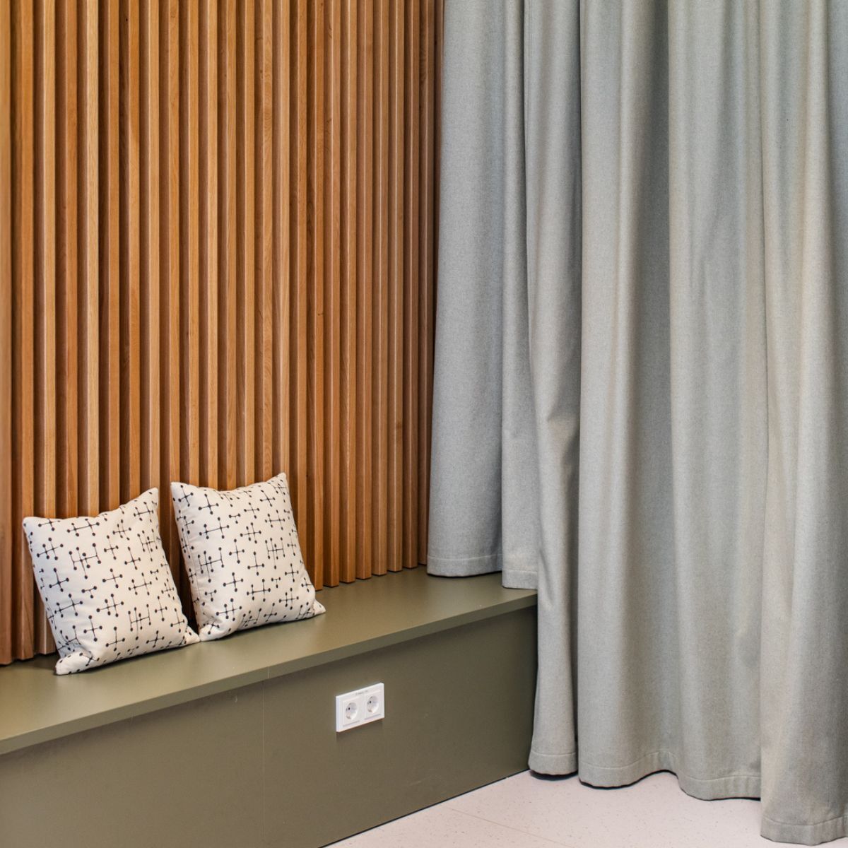 Sitzbank und Akustikvorhang in der Cafeteria der Frankfurt International School, geplant und eingerichtet von designfunktion