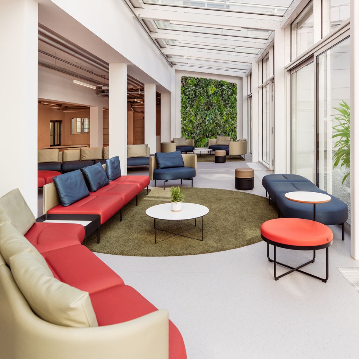 Loungemöbel im Wintergarten der Cafeteria der Frankfurt International School, geplant und eingerichtet von designfunktion
