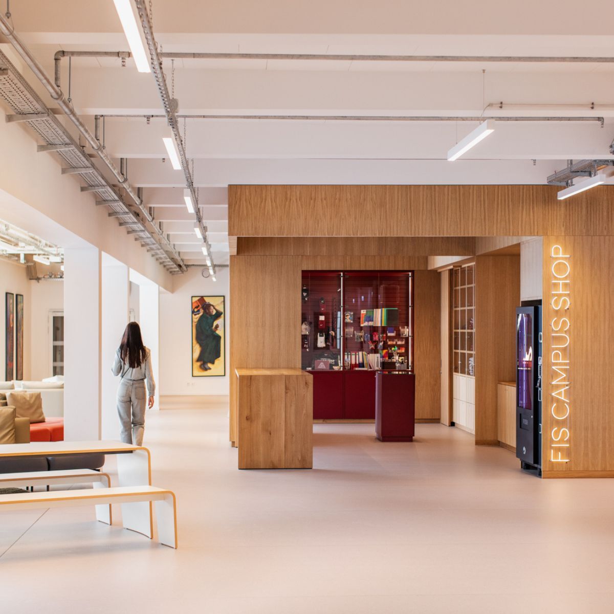 Blick auf Campusshop der Frankfurt International School, geplant und eingerichtet von designfunktion
