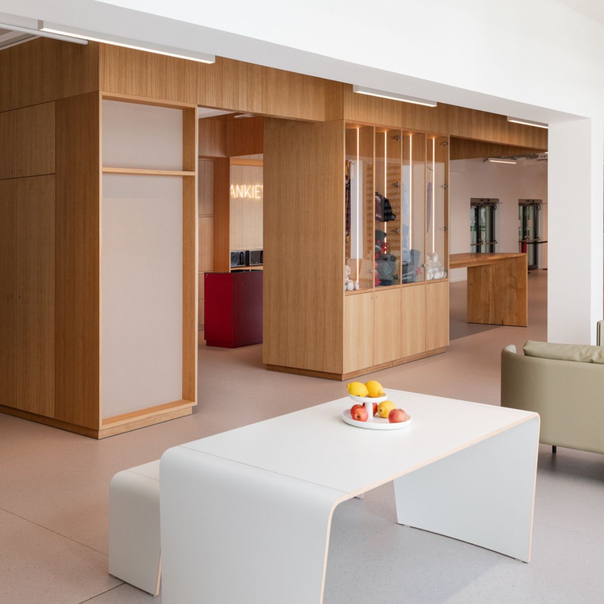 Seitenansicht des Campus Shops der Frankfurt International School, geplant und eingerichtet von designfunktion