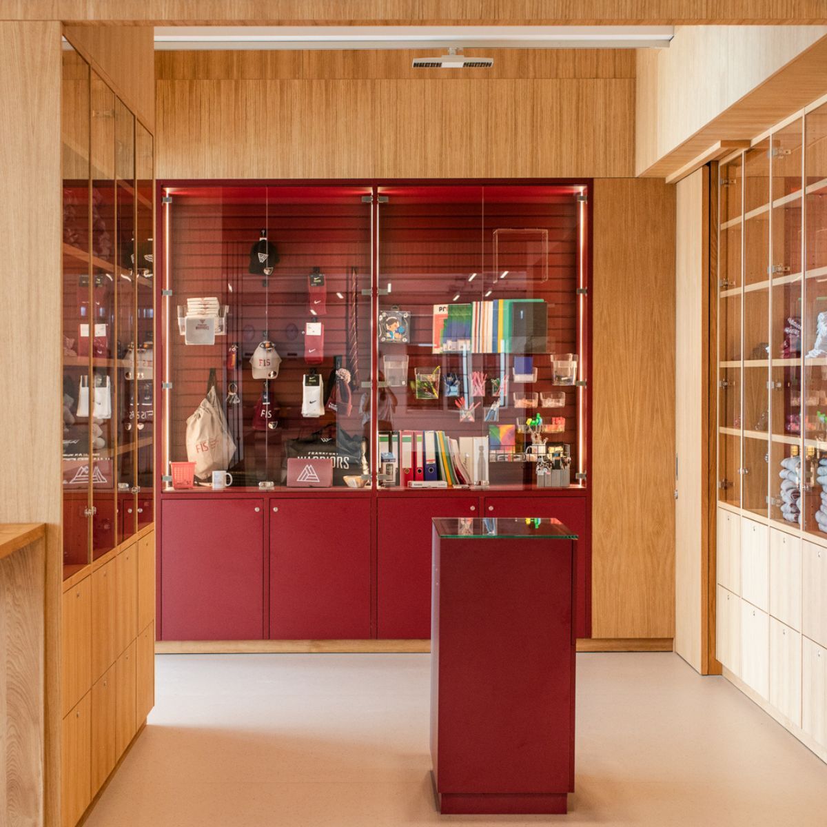Produkte im Campus Shop der Frankfurt International School, geplant und eingerichtet von designfunktion