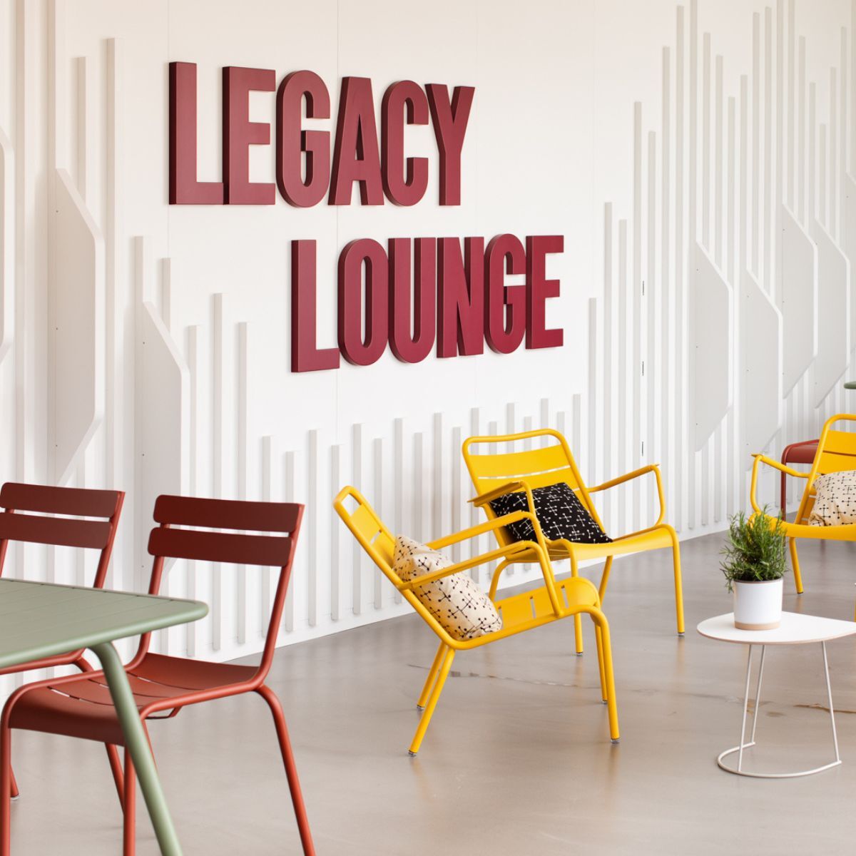 Lounge mit Übergang zum Außenbereich in der Cafeteria der Frankfurt International School, geplant und eingerichtet von designfunktion