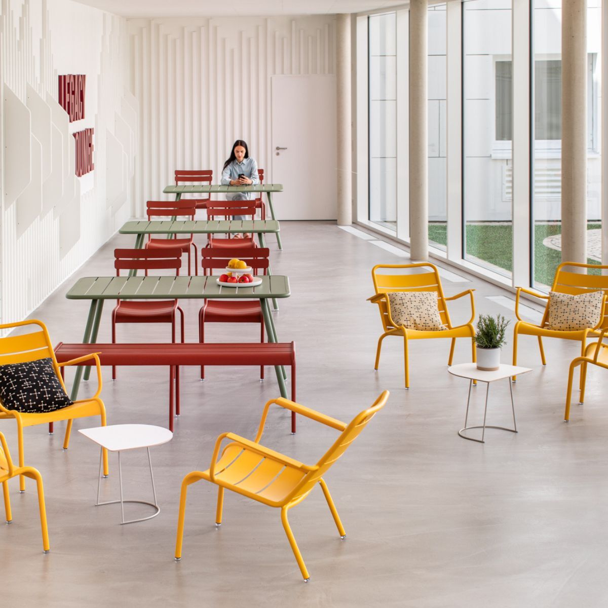 Loungebereich mit bodentiefer Fensterfront in der Cafeteria der Frankfurt International School, geplant und eingerichtet von designfunktion