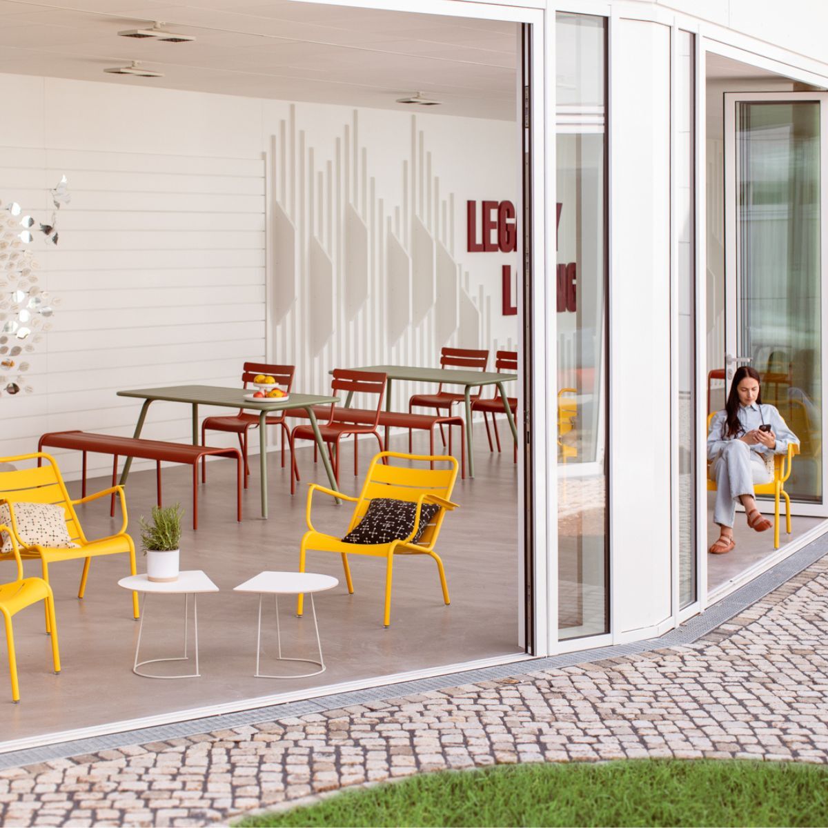 Innen- und Außenbereich der Cafeteria der Frankfurt International School, geplant und eingerichtet von designfunktion