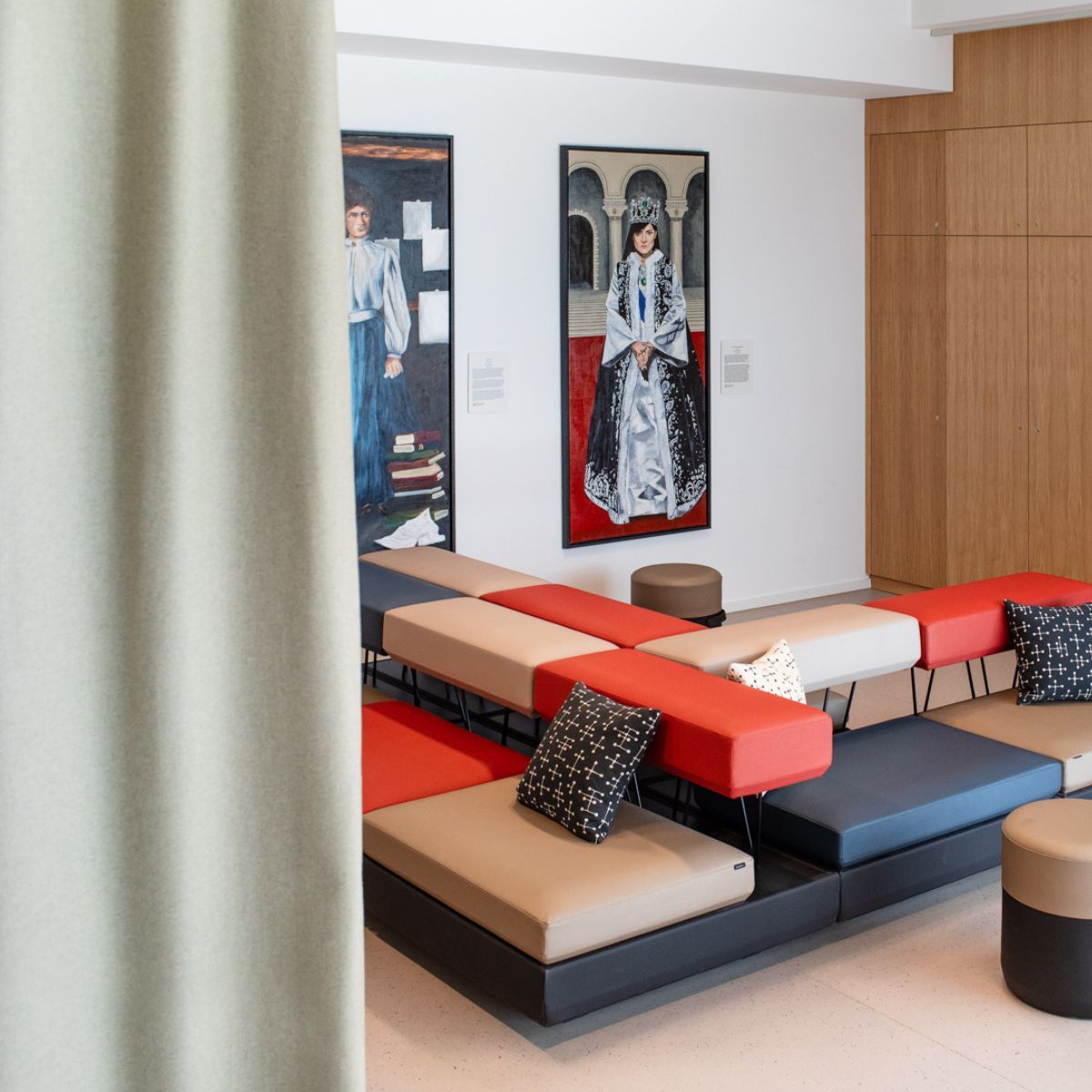 mit Akustikvorhang abtrennbare Lounge in der Cafeteria der Frankfurt International School, geplant und eingerichtet von designfunktion