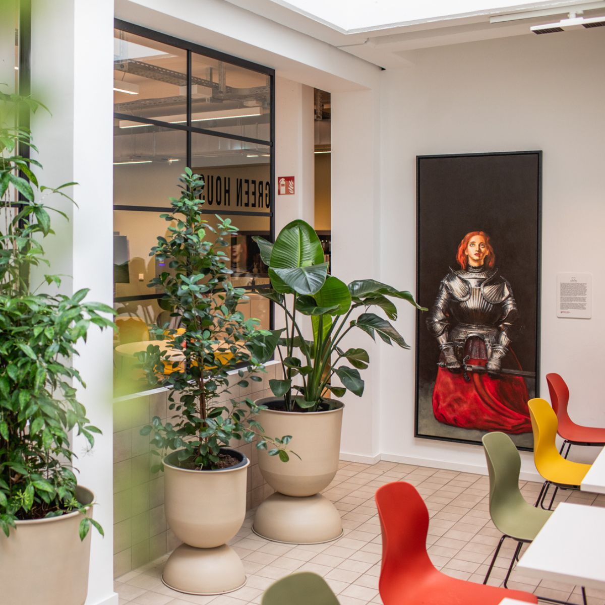 Pflanzen und Bild in der Cafeteria der Frankfurt International School, geplant und eingerichtet von designfunktion