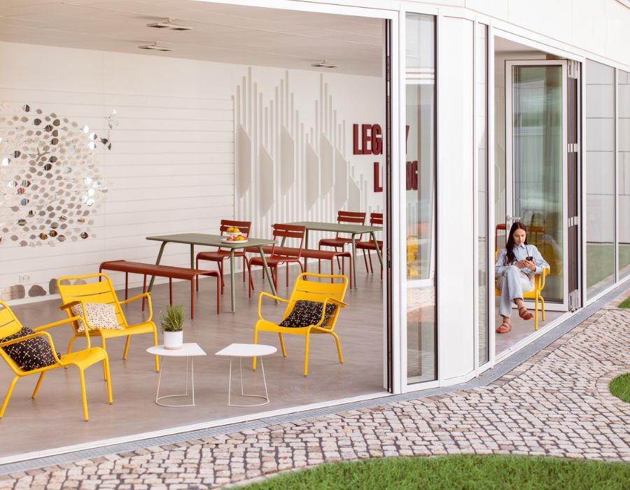Innen- und Außenbereich der Cafeteria Cafeteria der Frankfurt International School, geplant und eingerichtet von designfunktion