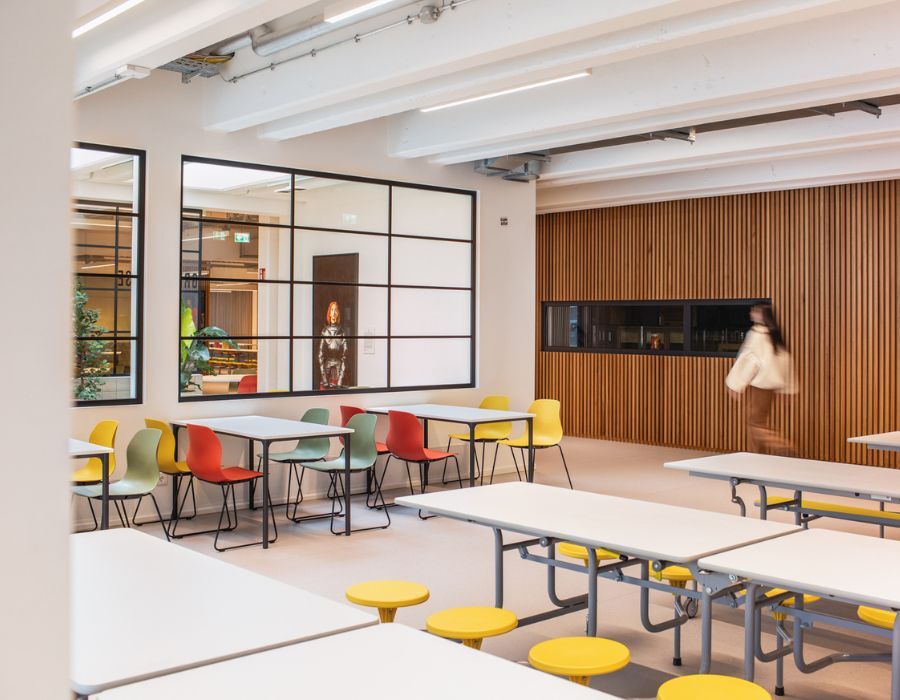 Gemeinschaftsbereich in der Cafeteria der Frankfurt International School, geplant und eingerichtet von designfunktion