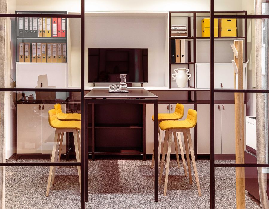 Besprechungsbereich mit Stauraummöglichkeiten im Büro der Schulleitung der Frankfurt International School in Oberursel, geplant und eingerichtet von designfunktion