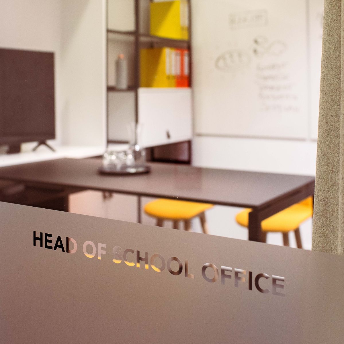 Türe zum Büro der Schulleitung der Frankfurt International School in Oberursel, geplant und eingerichtet von designfunktion