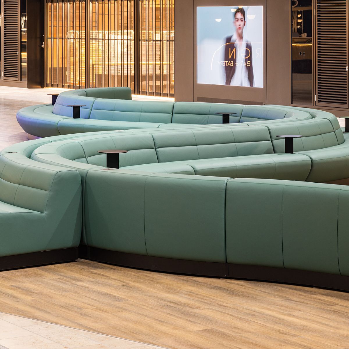 Detailansicht von Sitzlandschaft von Walter Knoll im Wartebereich des Terminal 3 am Frankfurter Flughafen, geplant und eingerichtet von designfunktion