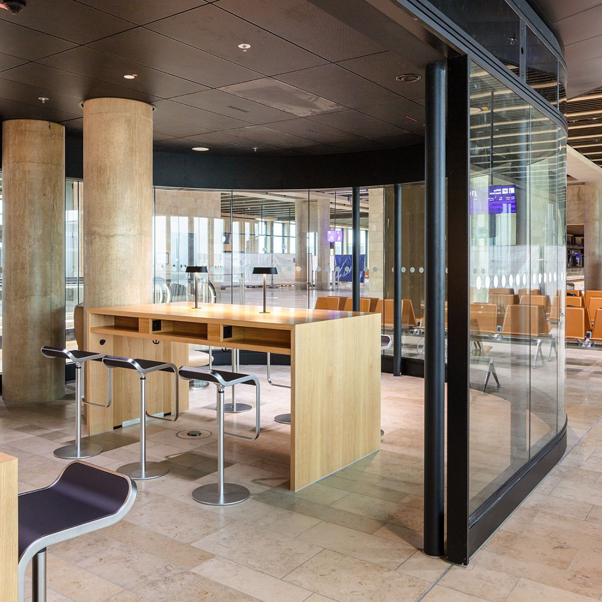 Ruhebereich mit Arbeitsgelegenheiten im Terminal 3 am Frankfurter Flughafen, geplant und eingerichtet von designfunktion
