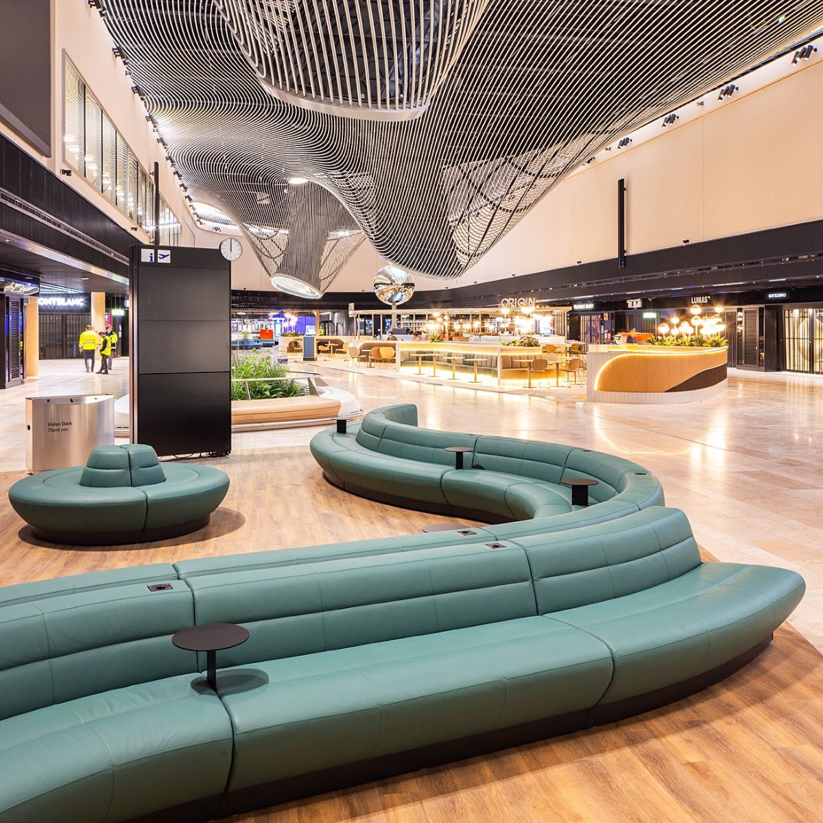 große, geschwungene Sitzlandschaft von Walter Knoll im Aufenthaltsbereich des Terminal 3 am Frankfurter Flughafen, geplant und eingerichtet von designfunktion