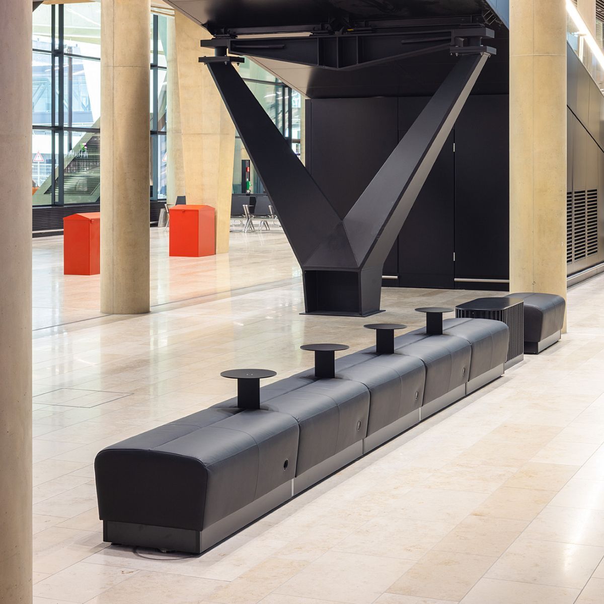 langes Sitzmöbel im Aufenthaltsbereich des Terminal 3 am Frankfurter Flughafen, geplant und eingerichtet von designfunktion