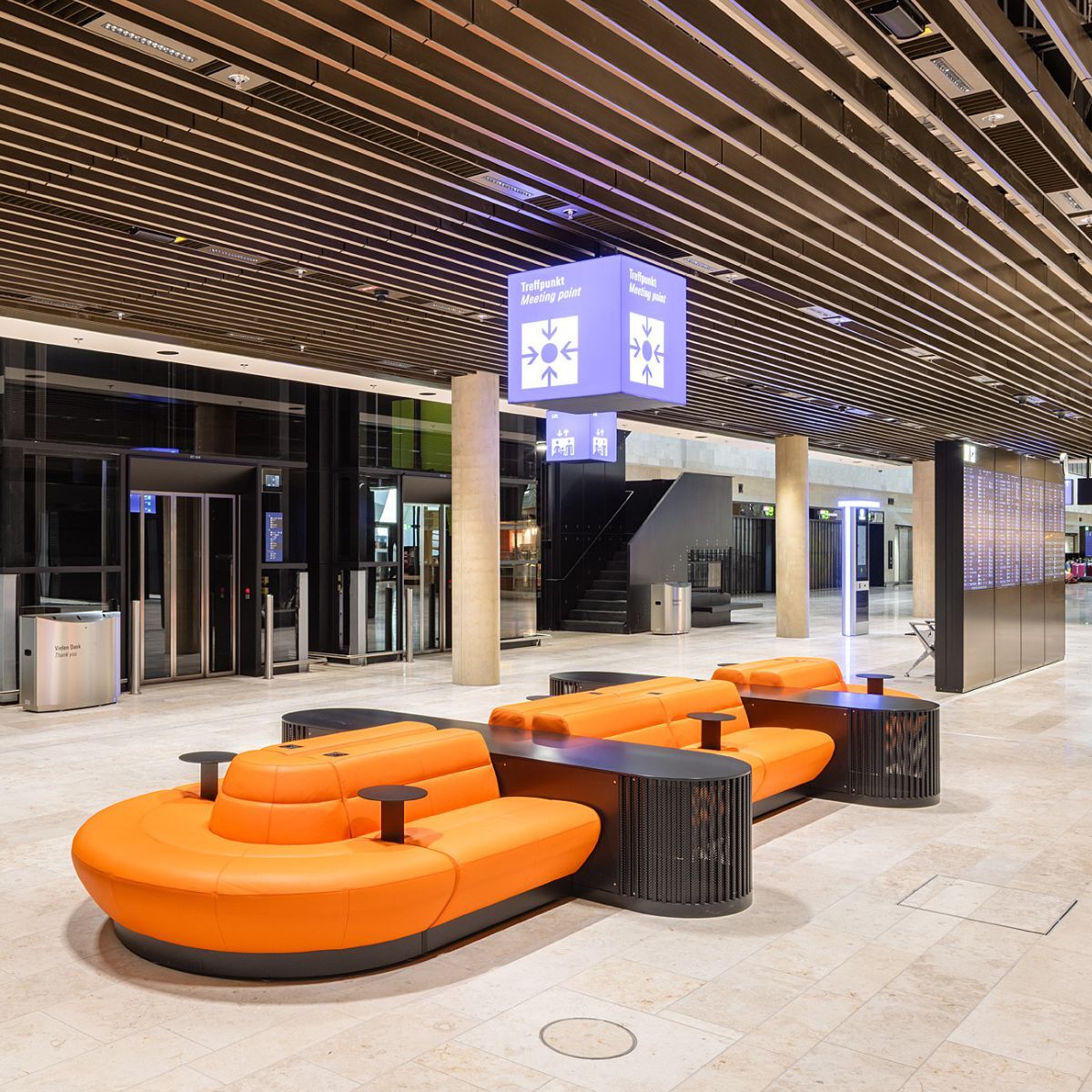 orange Sitzlandschaft von Walter Knoll im Aufenthaltsbereich des Terminal 3 am Frankfurter Flughafen, geplant und eingerichtet von designfunktion