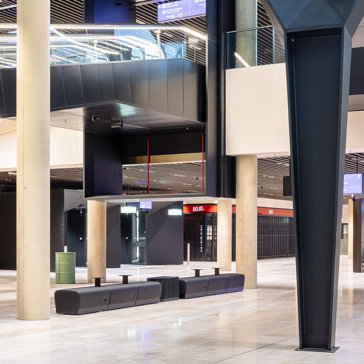 Sitzmöbel mit kleinen Ablageflächen im Wartebereich des Terminal 3 am Frankfurter Flughafen, geplant und eingerichtet von designfunktion