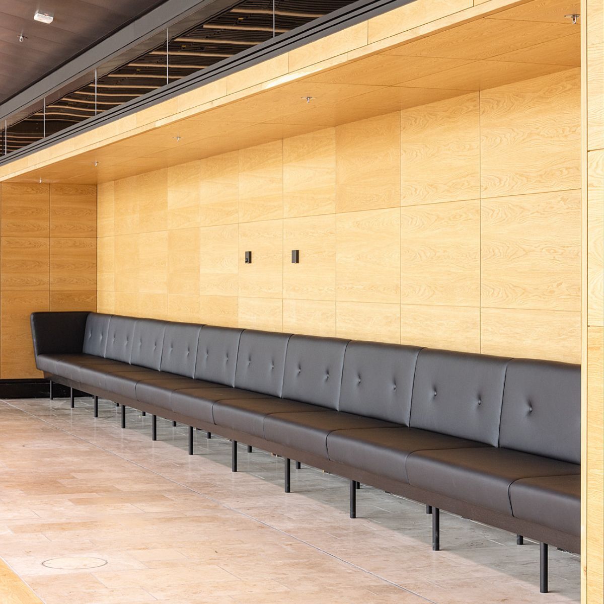 gepolsterte Sitzbank in einer Nische des Wartebereichs im Terminal 3 am Frankfurter Flughafen, geplant und eingerichtet von designfunktion
