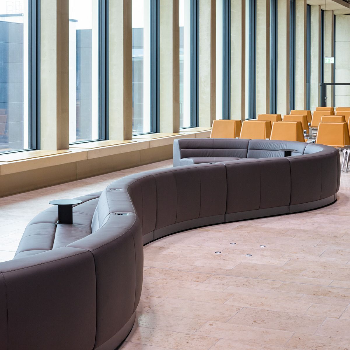 organisch geschwungene Sitzlandschaft von Walter Knoll im Terminal 3 am Frankfurter Flughafen, geplant und eingerichtet von designfunktion