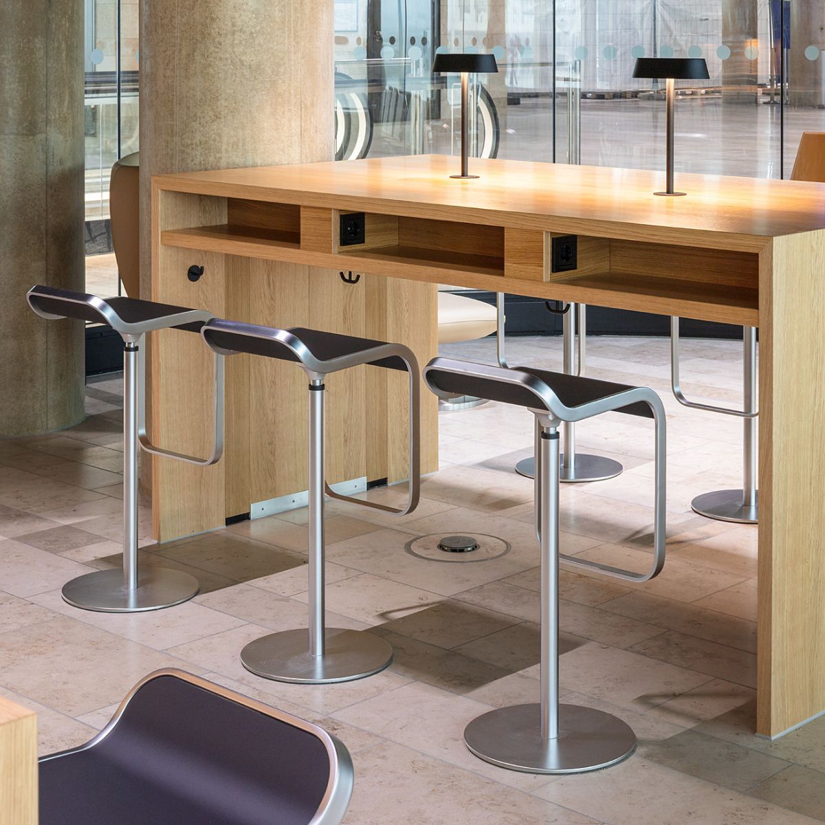 Detailansicht von Arbeitsplätzen im Ruhebereich des Terminal 3 am Frankfurter Flughafen, geplant und eingerichtet von designfunktion