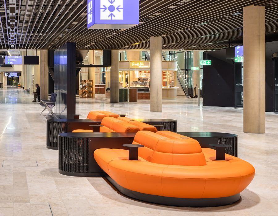 maßgeschneiderte Sitzlandschaft von Walter Knoll im in Wartebereich vom Terminal 3 des Frankfurter Flughafen, geplant und eingerichtet von designfunktion