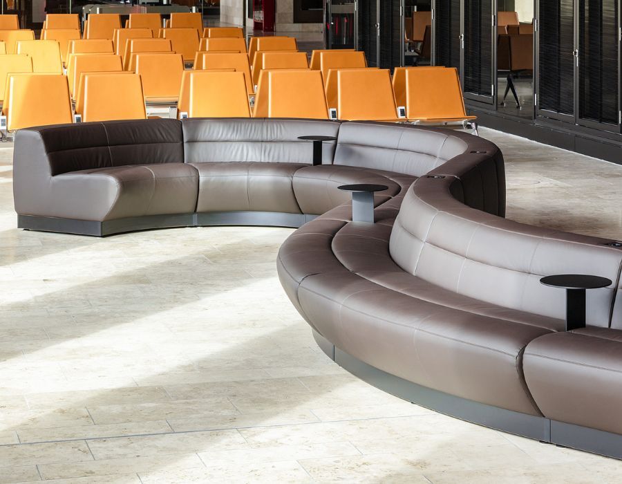 Weiterentwicklung des Foster 620 Bench von Walter Knoll für einen Wartebereich im Terminal 3 des Frankfurter Flughafen, geplant und eingerichtet von designfunktion