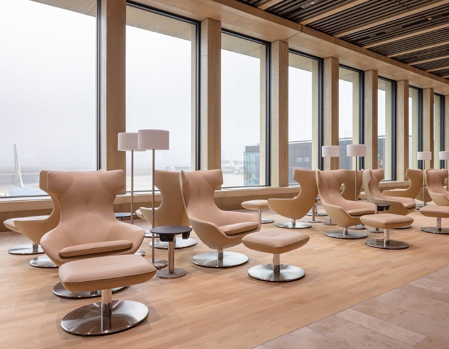 Sessel zum Ausruhen im Wartebereich im Terminal 3 des Frankfurter Flughafen, geplant und eingerichtet von designfunktion