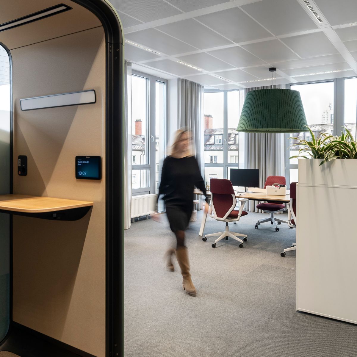 Telefonbox und Einzelarbeitsplätze in der Arbeitswelt der Haleon Germany GmbH, geplant und eingerichtet von designfunktion