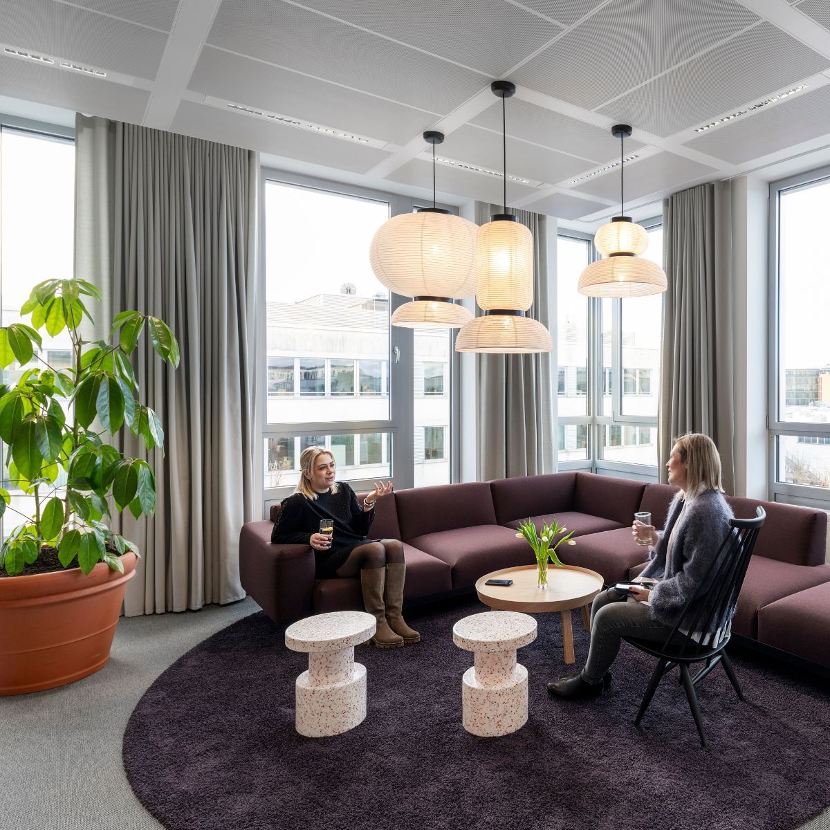 gemütlicher Gemeinschaftsbereich mit Ecksofa bei der Haleon Germany GmbH, geplant und eingerichtet von designfunktion