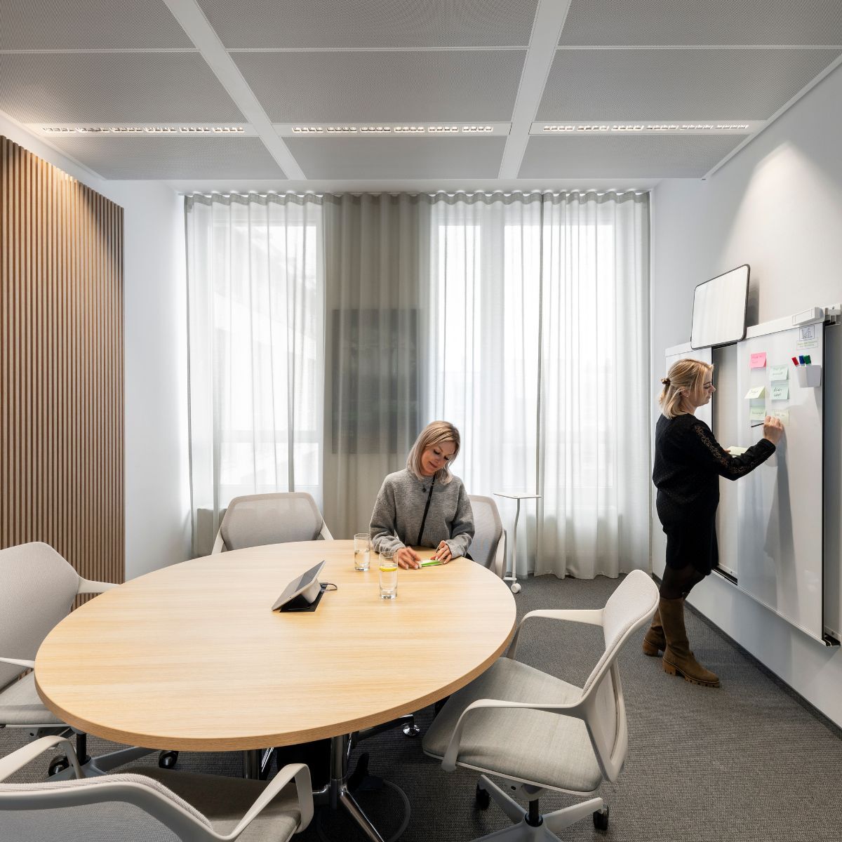 Mitarbeiterinnen im Besprechungsraum mit Whiteboard der Haleon Germany GmbH, geplant und eingerichtet von designfunktion