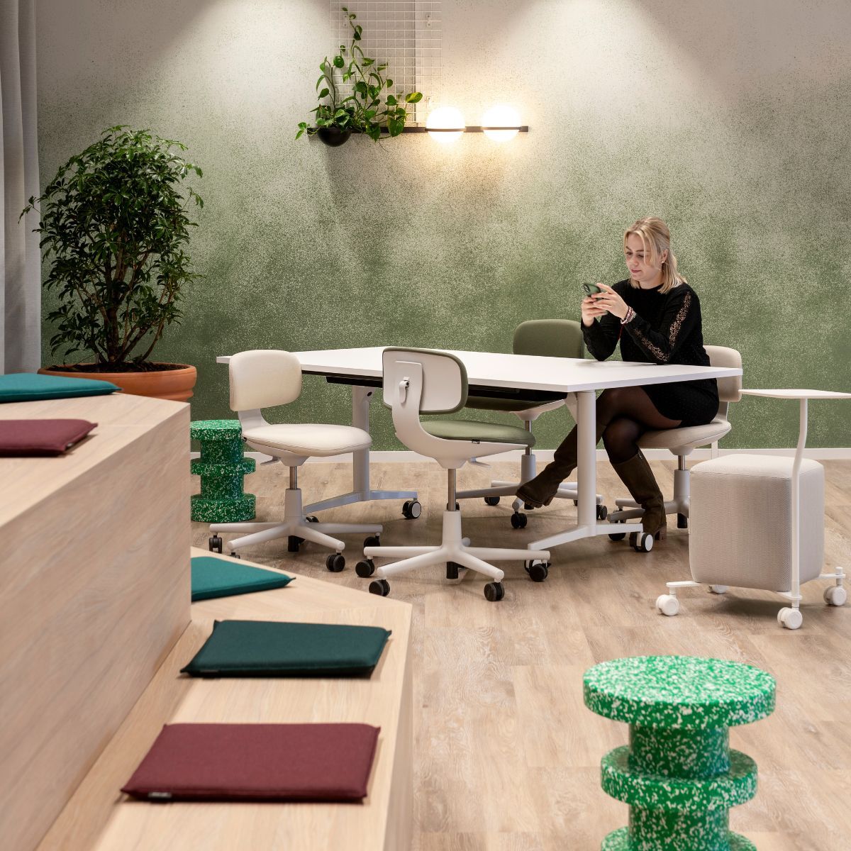 flexible Arbeitsplätze in der Townhall der Haleon Germany GmbH, geplant und eingerichtet von designfunktion