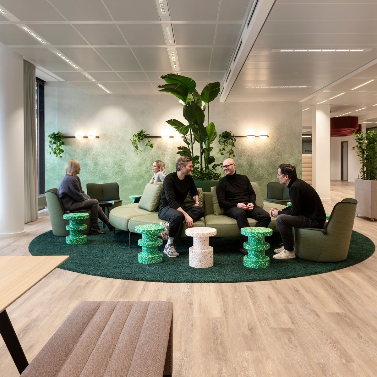 Mitarbeitende im Gemeinschaftsbereich der Haleon Germany GmbH, geplant und eingerichtet von designfunktion