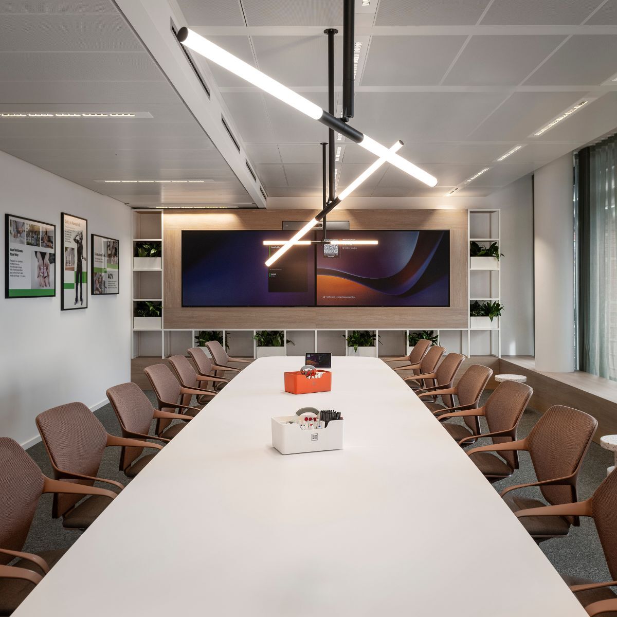 langer Konferenztisch in einem Meetingraum der Haleon Germany GmbH, geplant und eingerichtet von designfunktion