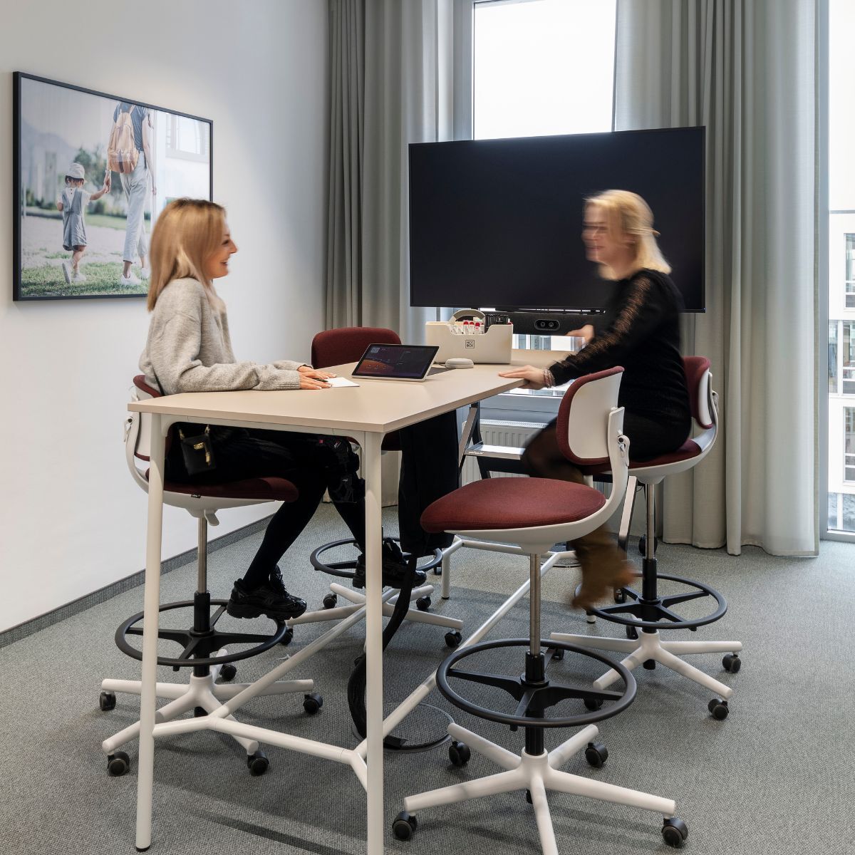 agiler Meetingraum in der Arbeitswelt der Haleon Germany GmbH, geplant und eingerichtet von designfunktion