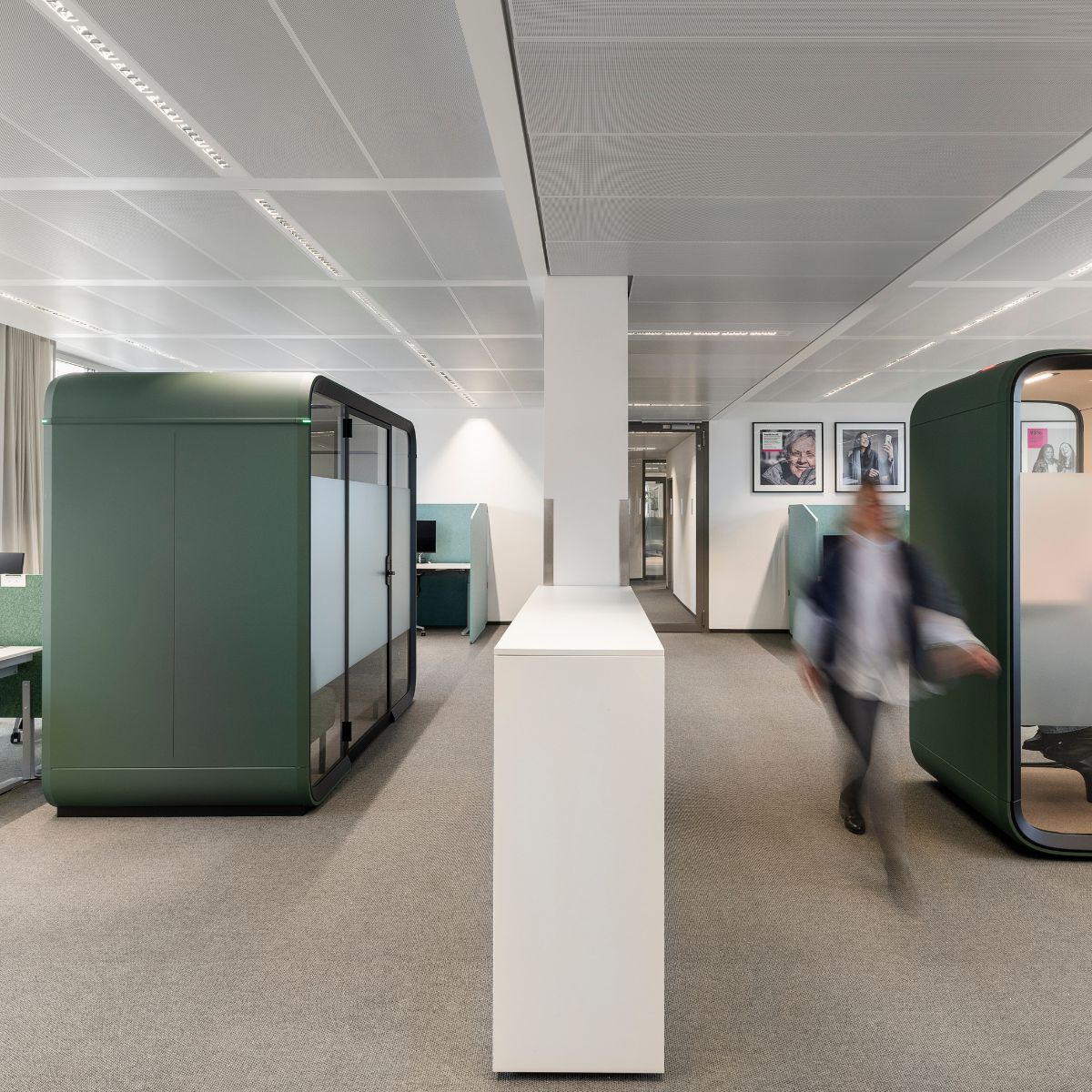 Blick über verschiedene Zonen und Laufwege in der Arbeitswelt der Haleon Germany GmbH, geplant und eingerichtet von designfunktion