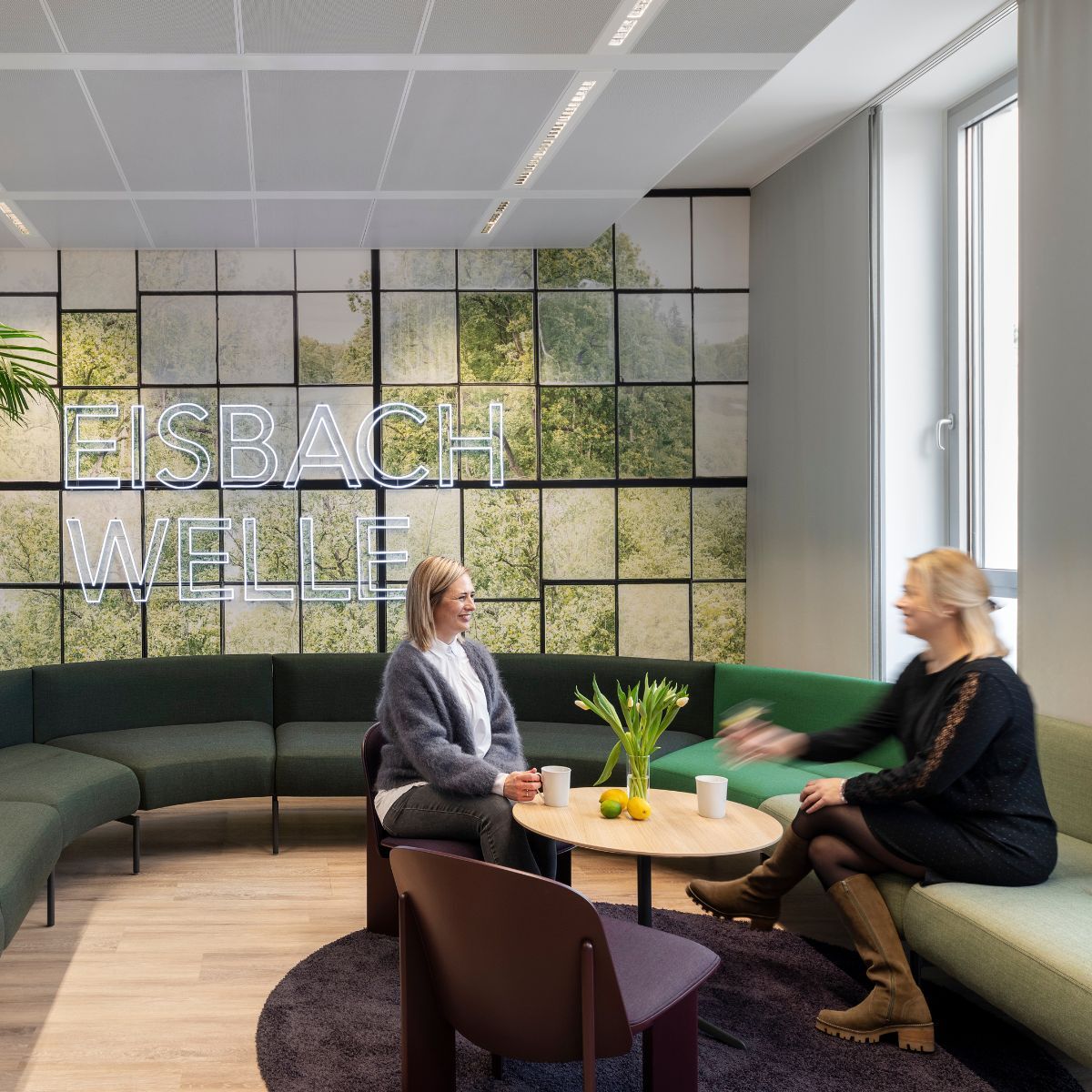 Mitarbeiterinnen im Social Space der Arbeitswelt der Haleon Germany GmbH, geplant und eingerichtet von designfunktion