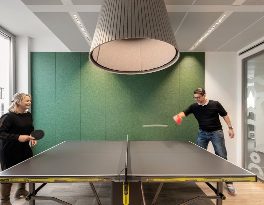 Tischtennisplatte im Gemeinschaftsbereich der Haleon Germany GmbH, geplant und eingerichtet von designfunktion