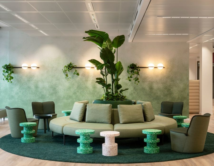 großzügiger Gemeinschaftsbereich in der Arbeitswelt der Haleon Germany GmbH, geplant und eingerichtet von designfunktion